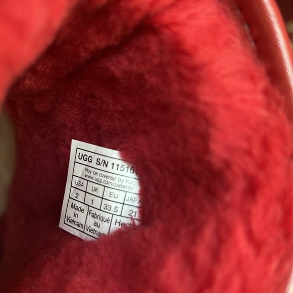 UGG
Girls' Classic II Gel Hearts Boots (Youth) - Picture 5 of 14